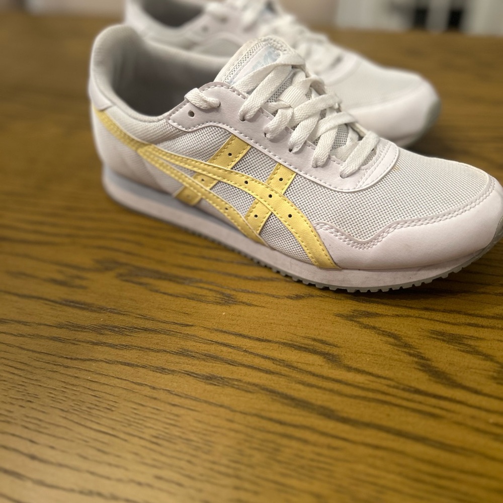 ASICS - Picture 4 of 8